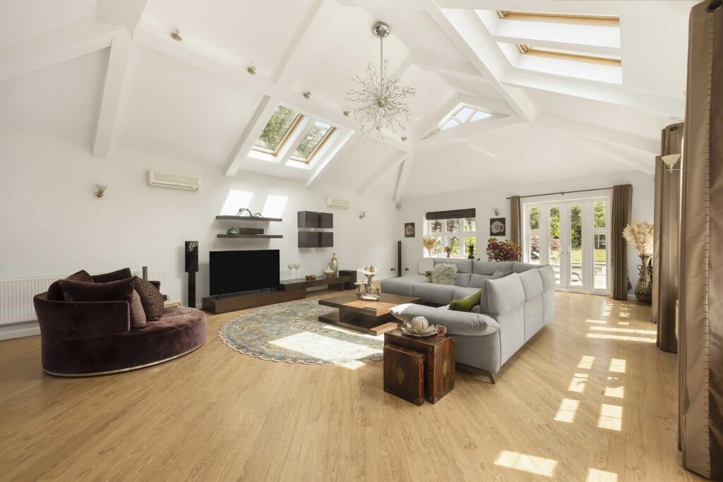 6 bedroom detached house for sale in Bow Green Road, Bowdon, Altrincham, WA14